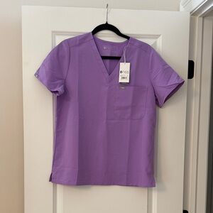 Figs Women's Short Sleeve V-Neck Top in Lavender